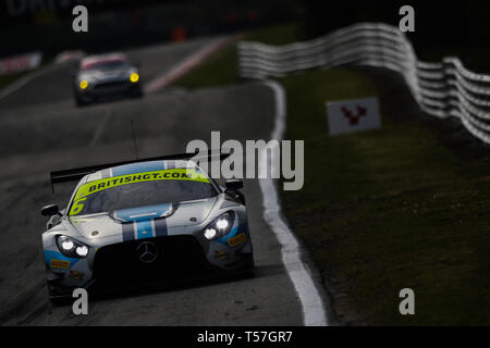 Taporley, Cheshire, UK. 22 Apr, 2019. RAM Racing Mercedes-AMG GT3 mit Pro/Am Treiber Callum Macleod & Ian Loggie während der britischen GT-Meisterschaft Oulton Park in Oulton Park, Tarporley, England am 22. April 2019. Foto von Jurek Biegus. Nur die redaktionelle Nutzung, eine Lizenz für die gewerbliche Nutzung erforderlich. Keine Verwendung in Wetten, Spiele oder einer einzelnen Verein/Liga/player Publikationen. Credit: UK Sport Pics Ltd/Alamy leben Nachrichten Stockfoto