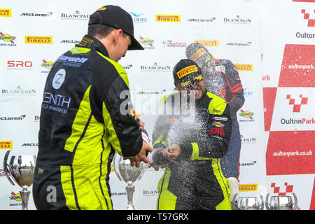 Taporley, Cheshire, UK. 22 Apr, 2019. Barwell Motorsport Fahrer Jonny Cocker & Sam De Haan feiern Sieg auf dem Podium während der britischen GT-Meisterschaft Oulton Park in Oulton Park, Tarporley, England am 22. April 2019. Foto von Jurek Biegus. Nur die redaktionelle Nutzung, eine Lizenz für die gewerbliche Nutzung erforderlich. Keine Verwendung in Wetten, Spiele oder einer einzelnen Verein/Liga/player Publikationen. Credit: UK Sport Pics Ltd/Alamy leben Nachrichten Stockfoto