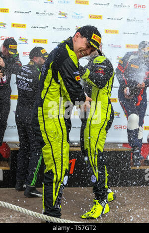 Taporley, Cheshire, UK. 22 Apr, 2019. Barwell Motorsport Fahrer Jonny Cocker & Sam De Haan feiern Sieg auf dem Podium während der britischen GT-Meisterschaft Oulton Park in Oulton Park, Tarporley, England am 22. April 2019. Foto von Jurek Biegus. Nur die redaktionelle Nutzung, eine Lizenz für die gewerbliche Nutzung erforderlich. Keine Verwendung in Wetten, Spiele oder einer einzelnen Verein/Liga/player Publikationen. Credit: UK Sport Pics Ltd/Alamy leben Nachrichten Stockfoto