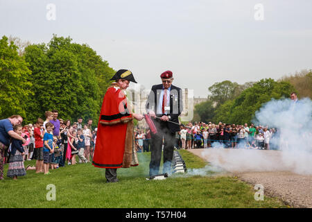 Windsor, Großbritannien. 22. April 2019. John Matthews, Borough Bombardier, überwacht Cllr Paul Löwe, Bürgermeister von Windsor und Maidenhead, in einer kleinen Kanone abfeuern als Teil einer traditionellen 21-gun Salute auf dem langen Spaziergang vor Windsor Castle zum 93. Geburtstag der Königin. Offiziellen Geburtstag der Königin ist am 11. Juni feierte. Credit: Mark Kerrison/Alamy leben Nachrichten Stockfoto