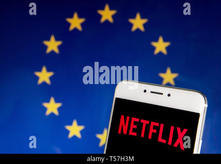 Hong Kong. 21 Apr, 2019. In diesem Foto Illustration einer Amerikanischen global on-demand Internet Streaming Media Anbieter Netflix Logo ist auf ein Android mobile Gerät mit der Fahne der Europäischen Union im Hintergrund zu sehen. Credit: Budrul Chukrut/SOPA Images/ZUMA Draht/Alamy leben Nachrichten Stockfoto