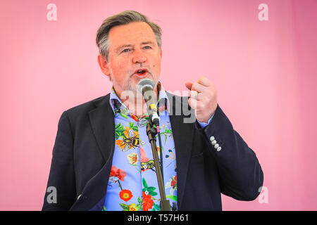 Marble Arch, London, UK. 22 Apr, 2019. Barry Gardiner, MP, Labour Party, Mitglied des Europäischen Parlaments für Brent North, spricht auf der Bühne in einem bunten, eco-inspirierte Biene-und-Insekt design Shirt. Aktivisten wieder Protest weitgehend friedlich im hellen Sonnenschein am Marble Arch. Aktivisten waren zurück an Marble Arch - der einzige Met - sanktionierte Protest Raum - am Montag, als Aktivisten trafen die kommende Woche zu planen. Die marbe Arch site enthält einen großen tented Bereich für Demonstranten zu Schlaf und Ruhe. Credit: Imageplotter/Alamy leben Nachrichten Stockfoto