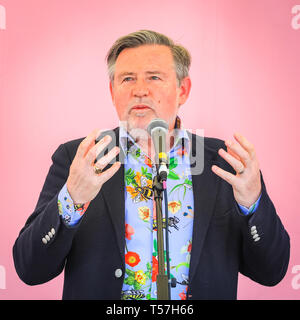 Marble Arch, London, UK. 22 Apr, 2019. Barry Gardiner, MP, Labour Party, Mitglied des Europäischen Parlaments für Brent North, spricht auf der Bühne in einem bunten, eco-inspirierte Biene-und-Insekt design Shirt. Aktivisten wieder Protest weitgehend friedlich im hellen Sonnenschein am Marble Arch. Aktivisten waren zurück an Marble Arch - der einzige Met - sanktionierte Protest Raum - am Montag, als Aktivisten trafen die kommende Woche zu planen. Die marbe Arch site enthält einen großen tented Bereich für Demonstranten zu Schlaf und Ruhe. Credit: Imageplotter/Alamy leben Nachrichten Stockfoto