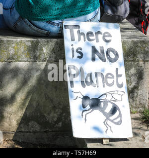 Marble Arch, London, UK. 22 Apr, 2019. Aktivisten wieder Protest weitgehend friedlich im hellen Sonnenschein am Marble Arch. Aktivisten waren zurück an Marble Arch - der einzige Met - sanktionierte Protest Raum - am Montag, als Aktivisten trafen die kommende Woche zu planen. Die marbe Arch site enthält einen großen tented Bereich für Demonstranten zu Schlaf und Ruhe. Credit: Imageplotter/Alamy leben Nachrichten Stockfoto