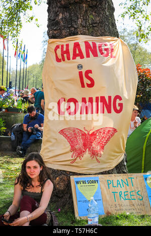 Marble Arch, London, UK. 22 Apr, 2019. Aktivisten wieder Protest weitgehend friedlich im hellen Sonnenschein am Marble Arch. Aktivisten waren zurück an Marble Arch - der einzige Met - sanktionierte Protest Raum - am Montag, als Aktivisten trafen die kommende Woche zu planen. Die marbe Arch site enthält einen großen tented Bereich für Demonstranten zu Schlaf und Ruhe. Credit: Imageplotter/Alamy leben Nachrichten Stockfoto