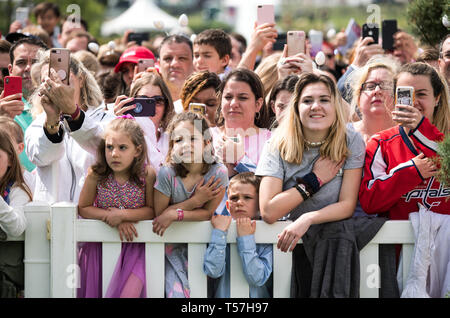 Washington, District of Columbia, USA. 22 Apr, 2019. Menschenmassen warten auf den Start des Weißen Hauses Easter Egg Roll im Weißen Haus in Washington, DC am 22. April 2019. Credit: Kevin Dietsch/Pool über CNP Credit: Kevin Dietsch/CNP/ZUMA Draht/Alamy leben Nachrichten Stockfoto