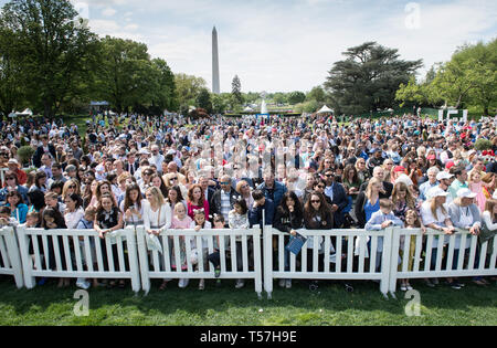 Washington, District of Columbia, USA. 22 Apr, 2019. Menschenmassen warten auf den Start des Weißen Hauses Easter Egg Roll im Weißen Haus in Washington, DC am 22. April 2019. Credit: Kevin Dietsch/Pool über CNP Credit: Kevin Dietsch/CNP/ZUMA Draht/Alamy leben Nachrichten Stockfoto