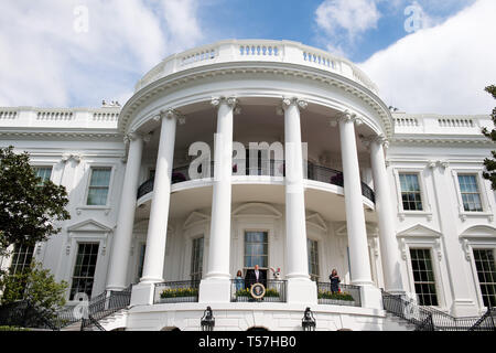 Washington, District of Columbia, USA. 22 Apr, 2019. Präsidenten der Vereinigten Staaten Donald J. Trumpf, von der ersten Dame Melania Trump und der Osterhase, liefert Erläuterungen im Weißen Haus Easter Egg Roll im Weißen Haus in Washington, DC am 22 April, 2019 Quelle: Kevin Dietsch/CNP/ZUMA Draht/Alamy Leben Nachrichten begleitet Stockfoto