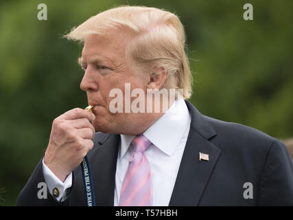 Washington, Vereinigte Staaten von Amerika. 22 Apr, 2019. Präsidenten der Vereinigten Staaten Donald J. Trumpf bläst ein Pfeifen das Weiße Haus Easter Egg Roll im Weißen Haus in Washington, DC am 22. April 2019 zu beginnen. Credit: Kevin Dietsch/Pool über CNP | Verwendung der weltweiten Kredit: dpa/Alamy leben Nachrichten Stockfoto