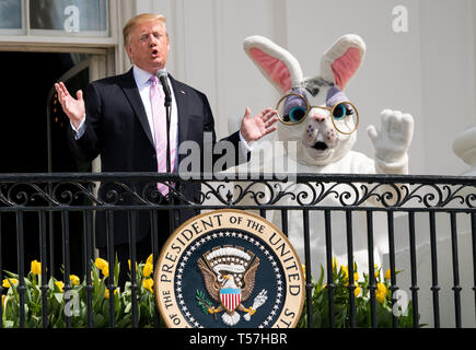 Washington, Vereinigte Staaten von Amerika. 22 Apr, 2019. Präsidenten der Vereinigten Staaten Donald J. Trumpf, durch den Osterhasen begleitet, liefert Erläuterungen im Weißen Haus Easter Egg Roll im Weißen Haus in Washington, DC am 22. April 2019. Credit: Kevin Dietsch/Pool über CNP | Verwendung der weltweiten Kredit: dpa/Alamy leben Nachrichten Stockfoto
