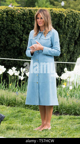 Washington, Vereinigte Staaten von Amerika. 22 Apr, 2019. First Lady Melania Trump Uhren während das Weiße Haus Easter Egg Roll im Weißen Haus in Washington, DC am 22. April 2019. Credit: Kevin Dietsch/Pool über CNP | Verwendung der weltweiten Kredit: dpa/Alamy leben Nachrichten Stockfoto