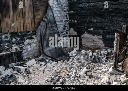 Die Überreste der verbrannte Haus. Verbrannten Wänden Stockfoto