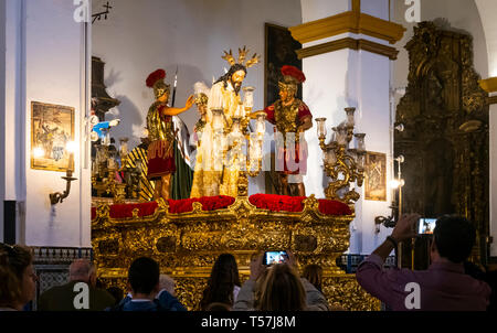 Skulpturen, die Jesus Christus und römischen Soldaten auf ein Sevilla Heilige Woche float Stockfoto