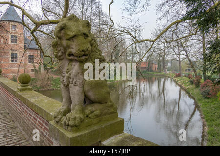 Lion Statue auf der Burg von Grand Bigard Stockfoto