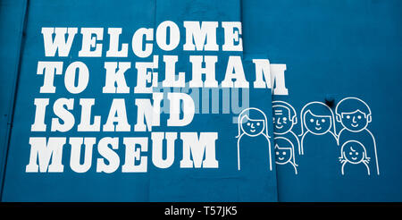 Willkommen Zeichen für Kelham Island Museum an der Wand in der Nähe von Museum Eingang gestrichen, mit Konturen von Erwachsenen und Kindern angrenzenden Stockfoto