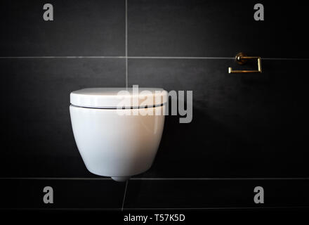 Badezimmer moderne wc-Schüssel. Sauberes Badezimmer. Kein Papier Stockfoto