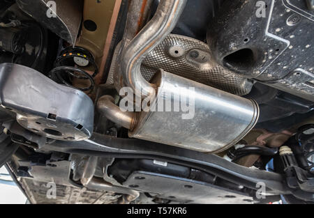 Samara, Russland - 20 April, 2019: Blick von der Unterseite der Peugeot 3008 Fahrzeug Stockfoto