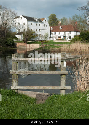 Bures Mill House grand alte Gebäude wunderschöne Natur; Buren; Suffolk; England; UK Stockfoto