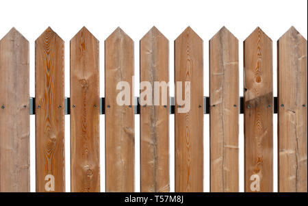 Zaun von groben braunen Platten im Freien an einem sonnigen Tag auf weißem Hintergrund Stockfoto