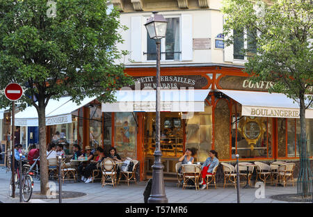 Die traditionelle französische Bäckerei und Konditorei Au Petit Versailles du Marais im historischen Viertel Marais bei Nacht, Paris, Frankreich. Stockfoto