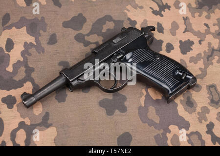 WWII ära Nazi-deutschen Armee 9 mm halbautomatische Pistole auf getarnte einheitlichen Hintergrund Stockfoto