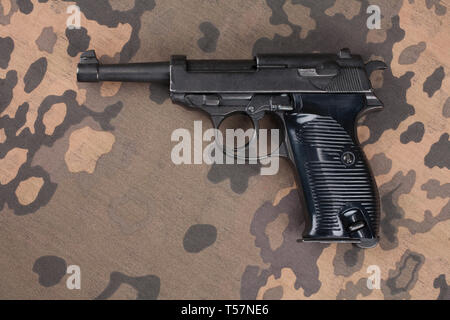 WWII ära Nazi-deutschen Armee 9 mm halbautomatische Pistole auf getarnte einheitlichen Hintergrund Stockfoto