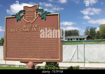 Ohio historische Markierung: Das erste Spiel in der NFL. Der Standort des ersten NFL Football Spiel ist jetzt die Howell Baseballfeld in Triangle Park, Stockfoto