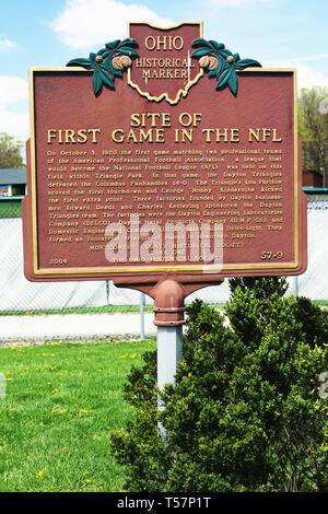 Ohio historische Markierung: Das erste Spiel in der NFL. Der Standort des ersten NFL Football Spiel ist jetzt die Howell Baseballfeld in Triangle Park, Stockfoto