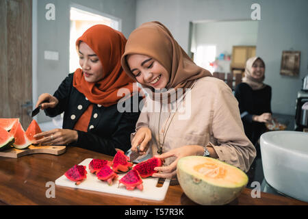 Muslimische Frau Freund Vorbereitung etwas Obst Dessert cocktail Stockfoto
