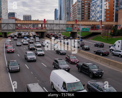 Am Nachmittag den Berufsverkehr. Kennedy Expressway an der Fulton Market, Chicago, Illinois. Stockfoto