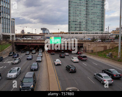 Am Nachmittag den Berufsverkehr. Kennedy Expressway an der Fulton Market, Chicago, Illinois. Stockfoto