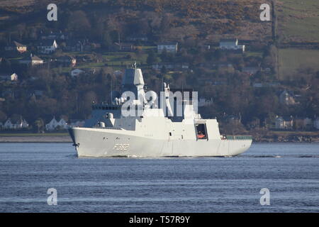 KDM Peter Willemoes (F 362), eine Iver Huitfeldt-Klasse Fregatte vom Royal Danish Navy betrieben, vorbei an Gourock während der Übung gemeinsame Krieger 19-1. Stockfoto