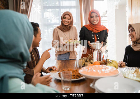 Muslimischen Menschen in Essen zusammen Stockfoto