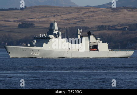 KDM Peter Willemoes (F 362), eine Iver Huitfeldt-Klasse Fregatte vom Royal Danish Navy betrieben, vorbei an Gourock während der Übung gemeinsame Krieger 19-1. Stockfoto