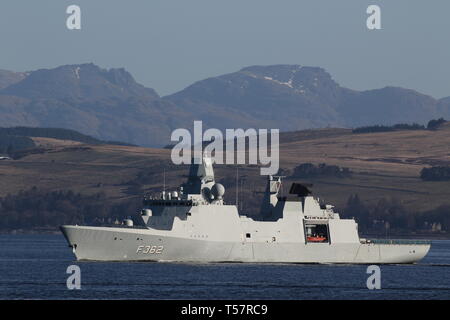 KDM Peter Willemoes (F 362), eine Iver Huitfeldt-Klasse Fregatte vom Royal Danish Navy betrieben, vorbei an Gourock während der Übung gemeinsame Krieger 19-1. Stockfoto