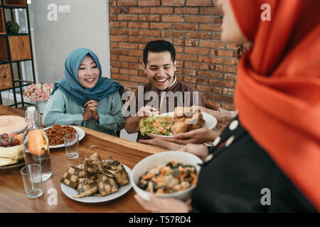 Muslimischen Menschen in Essen zusammen Stockfoto