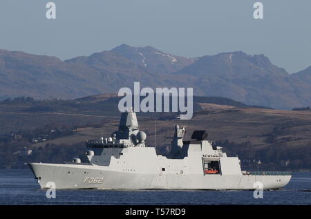 KDM Peter Willemoes (F 362), eine Iver Huitfeldt-Klasse Fregatte vom Royal Danish Navy betrieben, vorbei an Gourock während der Übung gemeinsame Krieger 19-1. Stockfoto