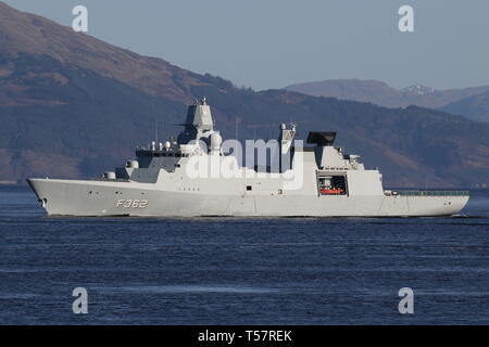 KDM Peter Willemoes (F 362), eine Iver Huitfeldt-Klasse Fregatte vom Royal Danish Navy betrieben, vorbei an Gourock während der Übung gemeinsame Krieger 19-1. Stockfoto