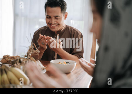 Muslimische Menschen seinen Arm und Beten vor dem Essen Stockfoto