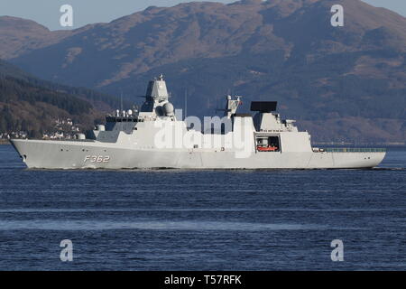 KDM Peter Willemoes (F 362), eine Iver Huitfeldt-Klasse Fregatte vom Royal Danish Navy betrieben, vorbei an Gourock während der Übung gemeinsame Krieger 19-1. Stockfoto