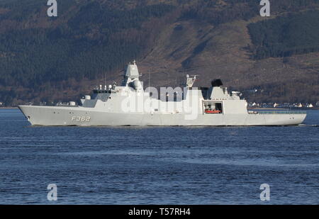 KDM Peter Willemoes (F 362), eine Iver Huitfeldt-Klasse Fregatte vom Royal Danish Navy betrieben, vorbei an Gourock während der Übung gemeinsame Krieger 19-1. Stockfoto