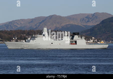 KDM Peter Willemoes (F 362), eine Iver Huitfeldt-Klasse Fregatte vom Royal Danish Navy betrieben, vorbei an Gourock während der Übung gemeinsame Krieger 19-1. Stockfoto