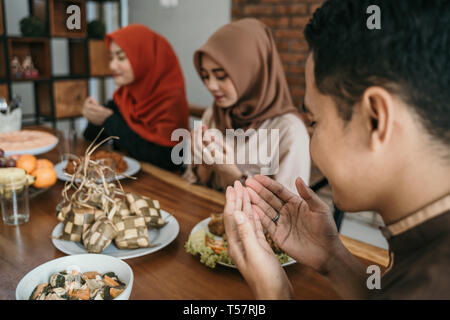 Moslems beten vor dem Essen in Stockfoto