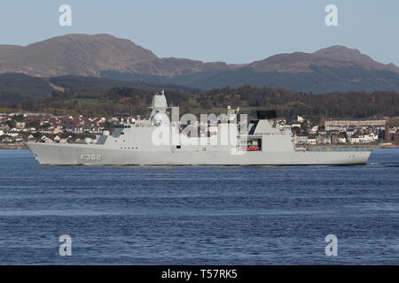 KDM Peter Willemoes (F 362), eine Iver Huitfeldt-Klasse Fregatte vom Royal Danish Navy betrieben, vorbei an Gourock während der Übung gemeinsame Krieger 19-1. Stockfoto