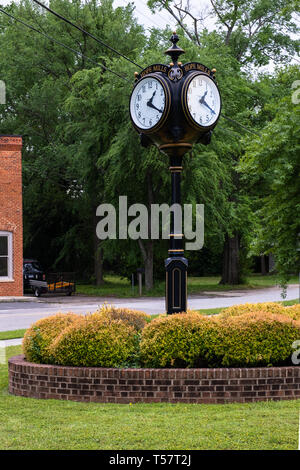 Hoffe, Mühlen, NC - ca. April 2019: Town Clock auf der Main Street Stockfoto