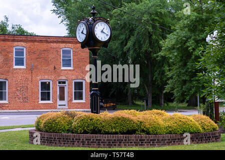 Hoffe, Mühlen, NC - ca. April 2019: Town Clock auf der Main Street Stockfoto