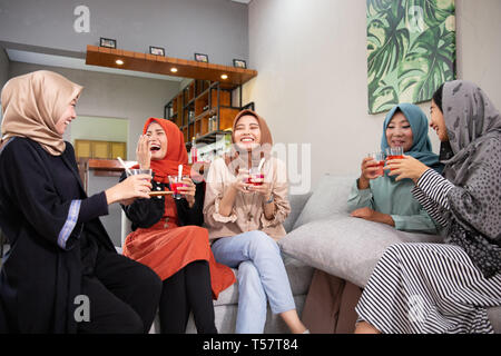 Muslimischen Freund brechen das Fasten im Ramadan Stockfoto