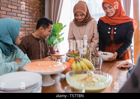 Muslimischen Menschen in Essen zusammen Stockfoto