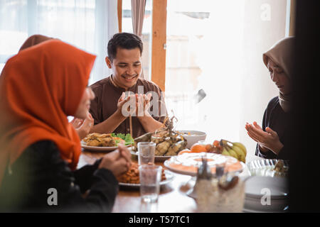 Moslems beten vor dem Essen in Stockfoto