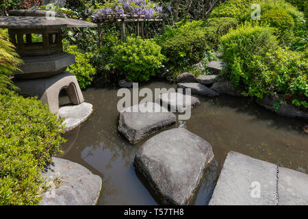 Yakushi Brunnen Garten hat auf seine ursprüngliche Edo Periode Pracht restauriert worden; es liegt direkt an der Nakasendo Road. Shimizu Yakushi, der u Stockfoto